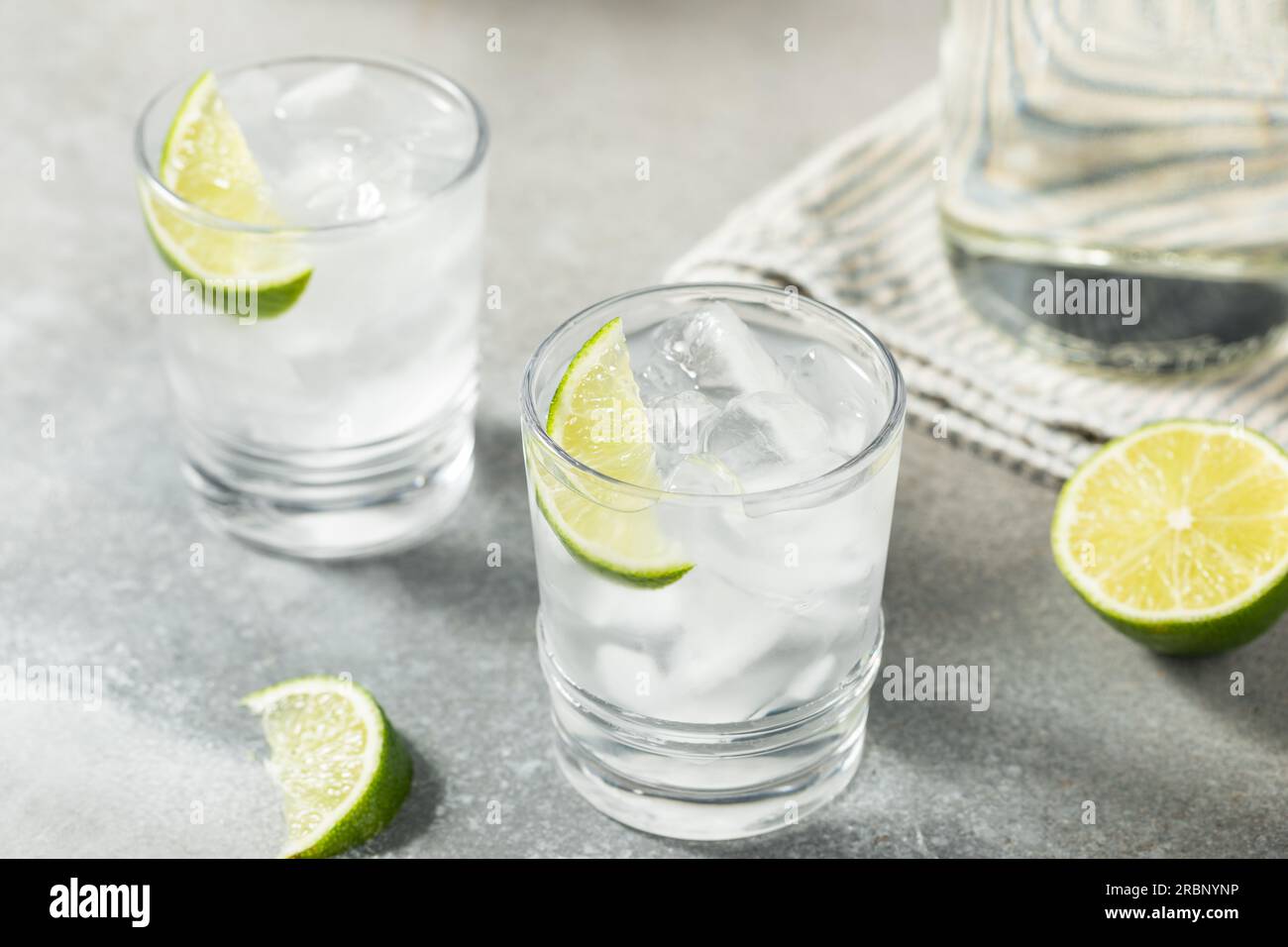 Eau rafraîchissante froide avec citron vert dans un verre Banque D'Images
