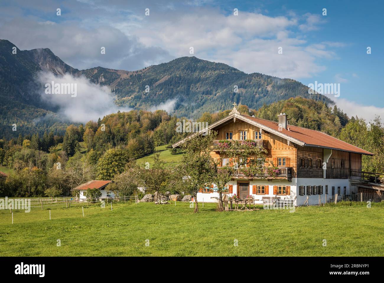 Ferme traditionnelle sur l'Alpenstrasse près de Bayrischzell, haute-Bavière, Bavière, Allemagne Banque D'Images