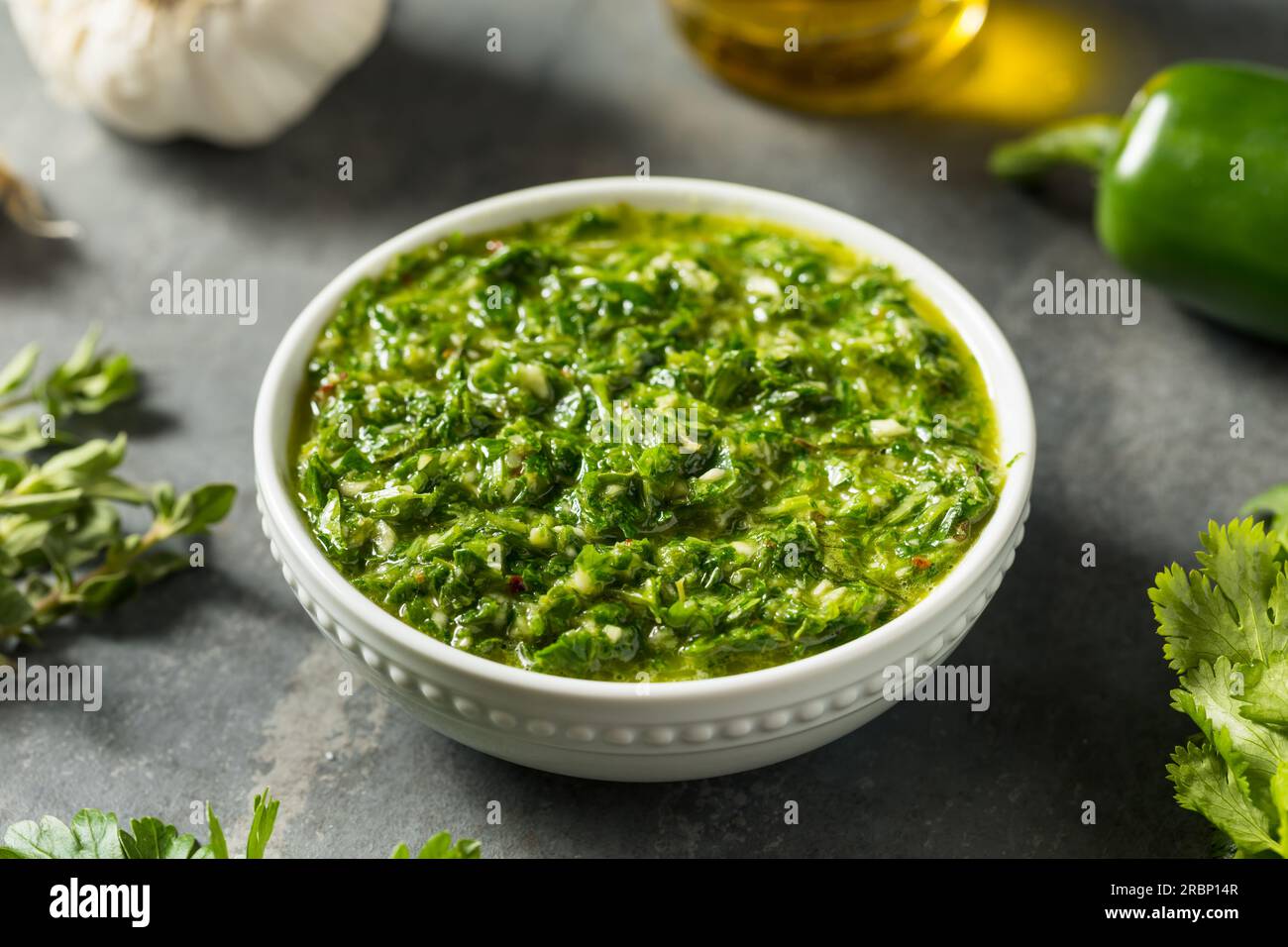 Sauce Chimichurri épicée maison avec persil coriandre et origan Banque D'Images