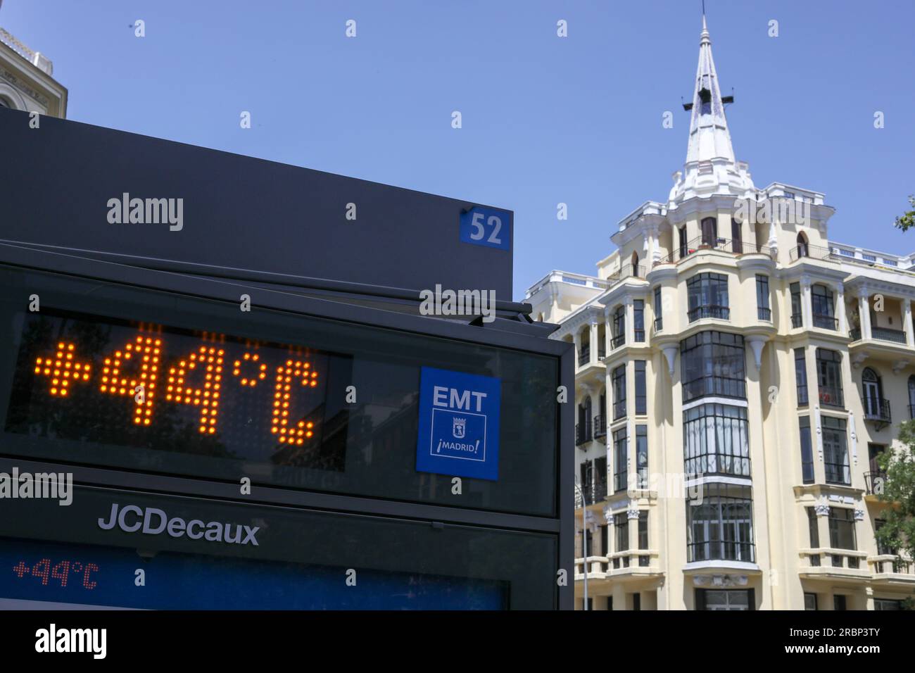 Madrid, Espagne. 10 juillet 2023. Le thermomètre d'un auvent en plein soleil, dans le quartier de Salamanca à Madrid marque 44 degrés ce midi. Une canicule affecte l'Espagne ces jours-ci. On pense que des températures record peuvent être atteintes puisque les statistiques sont disponibles. À Madrid, il a atteint 44 degrés Celcius. Crédit : SOPA Images Limited/Alamy Live News Banque D'Images