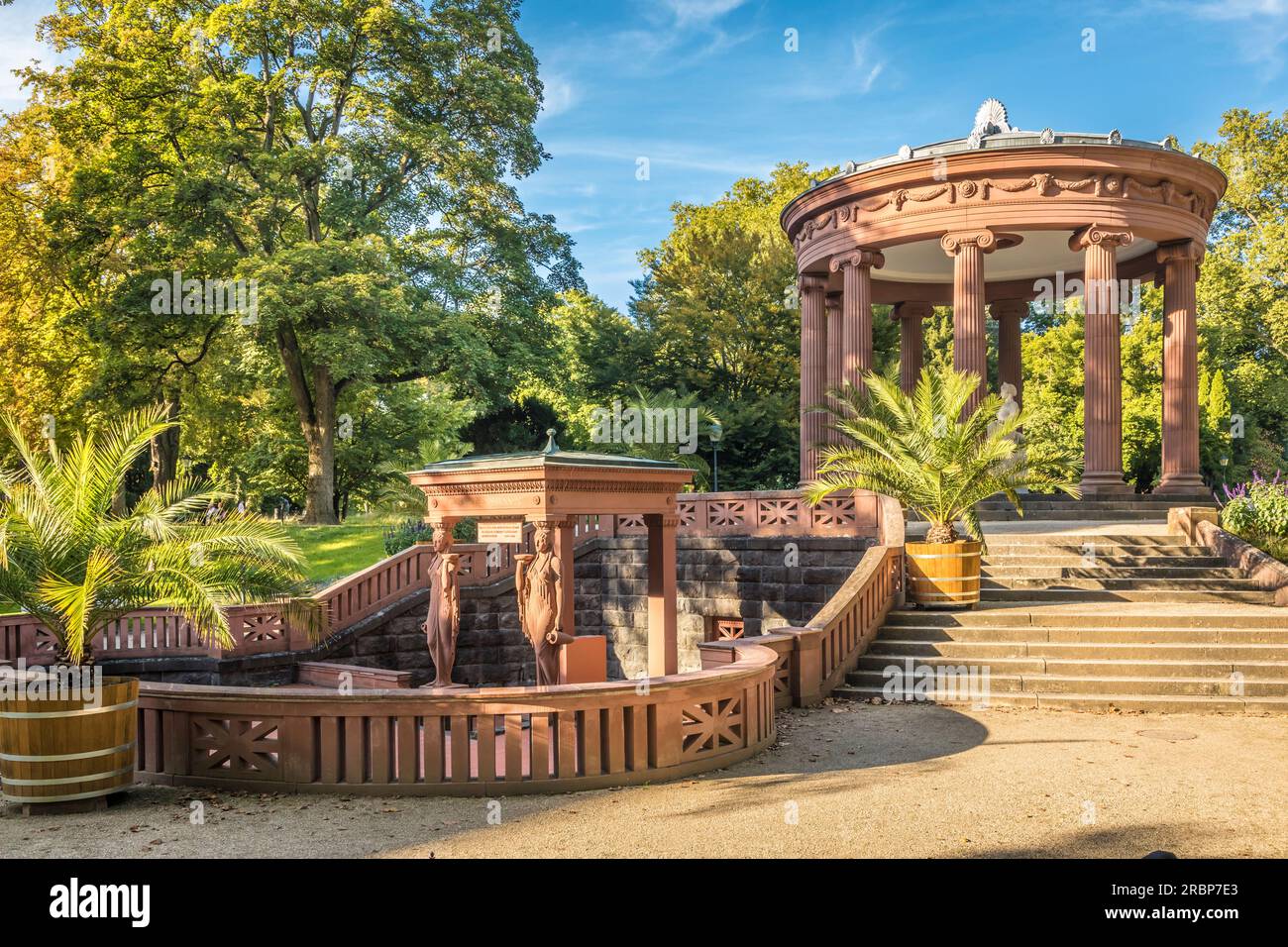 Elisabethenbrunnen (construite en 1918) dans les jardins thermaux de Bad Homburg vor der Höhe, Taunus, Hesse, Allemagne Banque D'Images