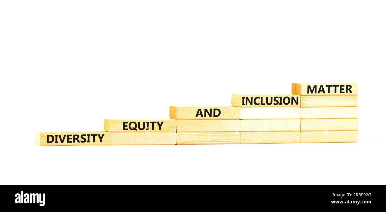 SYMBOLE DE la matière d'inclusion DE L'équité DE la diversité DEI. Mots de concept DEI diversité équité et inclusion matière sur bloc de bois. Magnifique fond blanc. Bus Banque D'Images