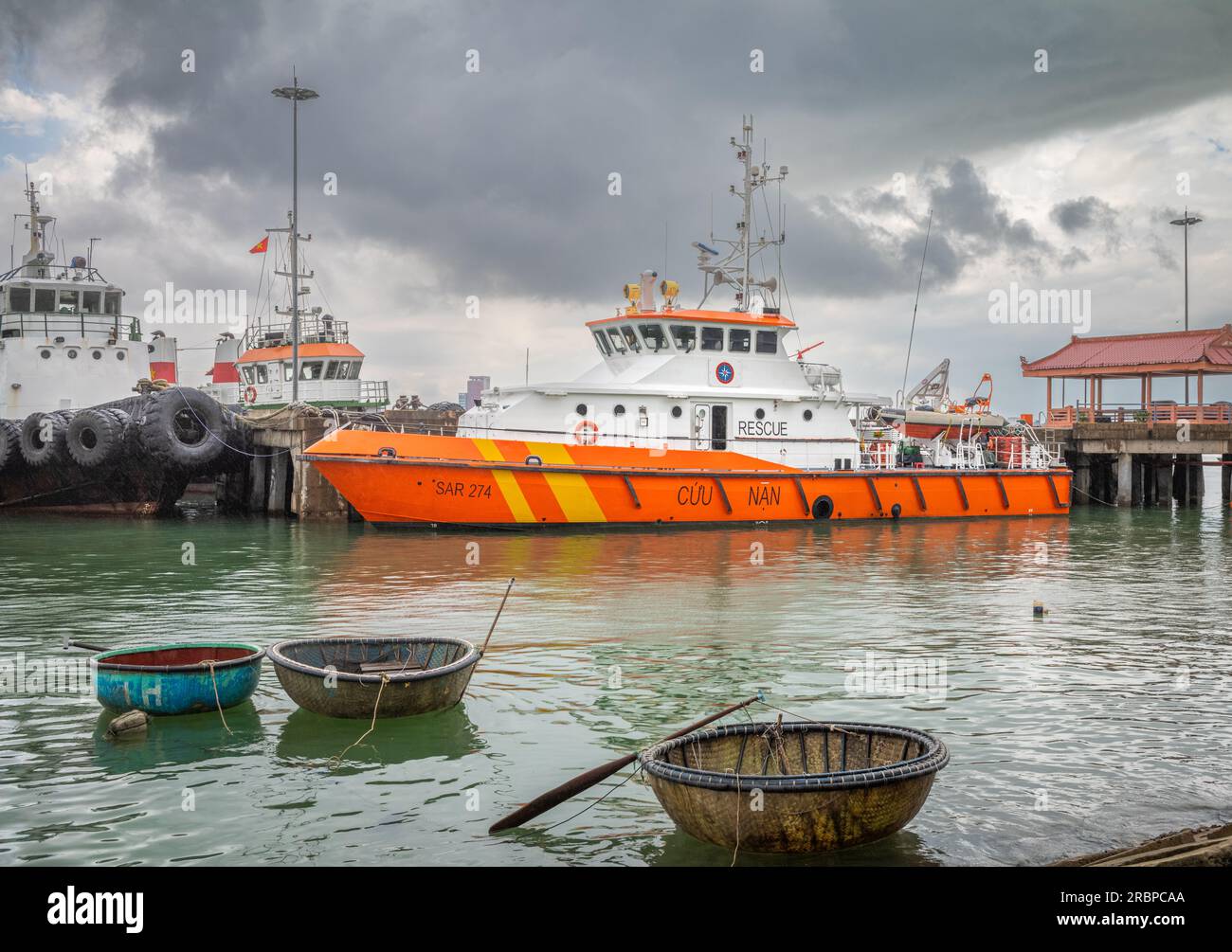 Le bateau vietnamien de recherche et sauvetage maritime SAR274 a accosté à Thọ Quang, Sơn Trà, Danang, Vietnam. Le bateau de sauvetage est basé au CEN de coordination de la recherche Banque D'Images