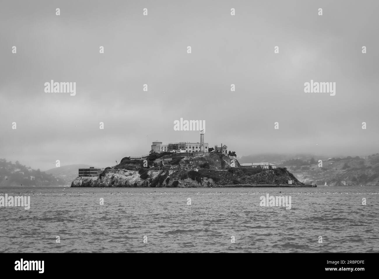 Vue Moody Noir et blanc sur l'île d'Alcatraz à San Francisco, Californie Banque D'Images