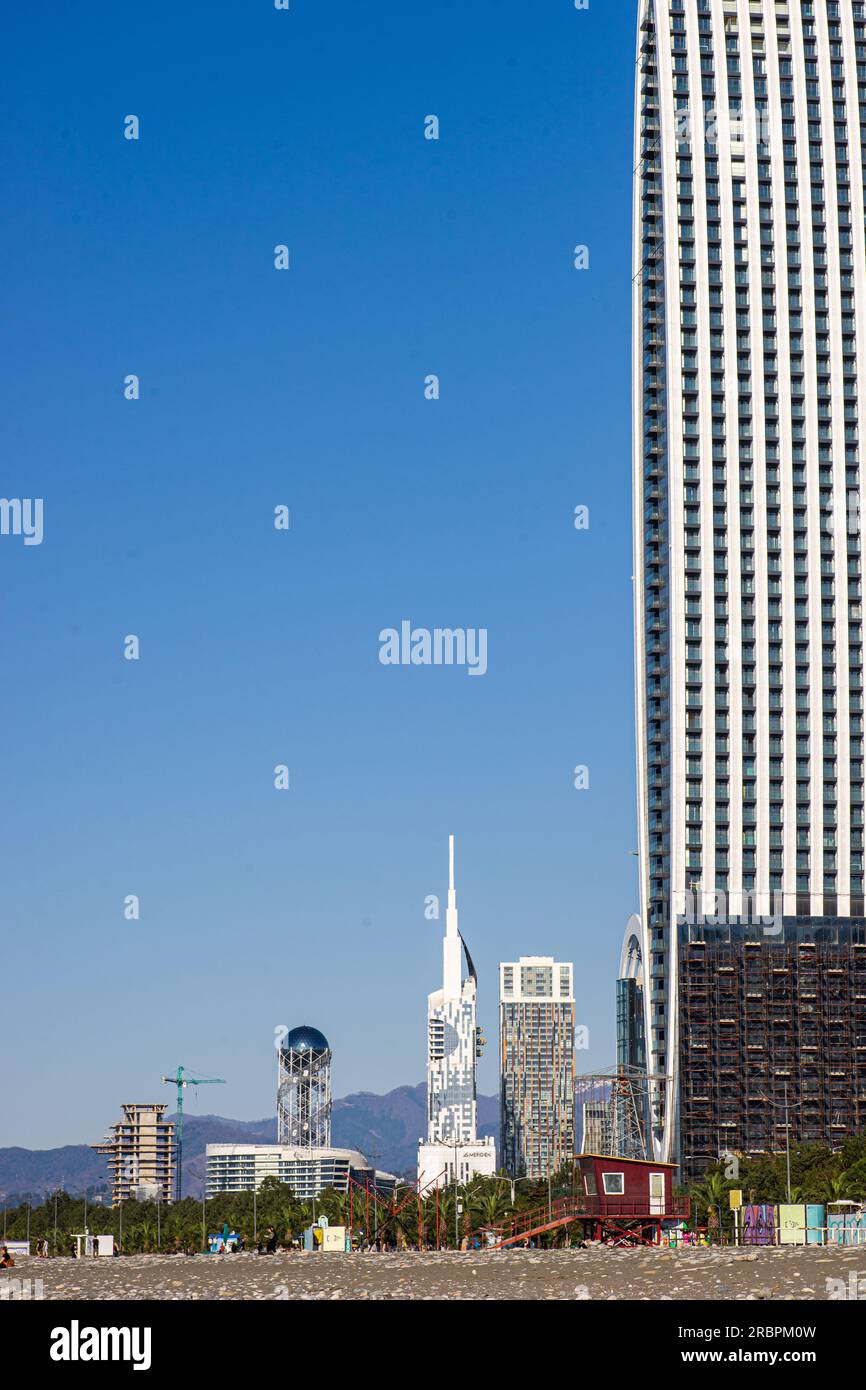 Vue sur Batumi avec une ville moderne et ancienne en journée ensoleillée avec un ciel bleu vif Banque D'Images