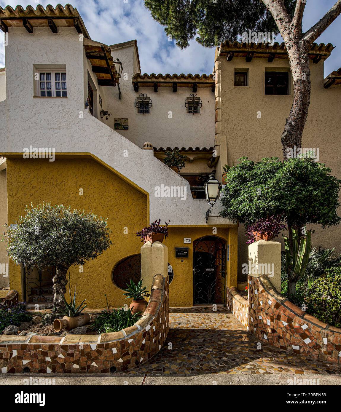 Maison avec jardin dans la station balnéaire de Cala Fornells, Paguera, Majorque, Espagne Banque D'Images