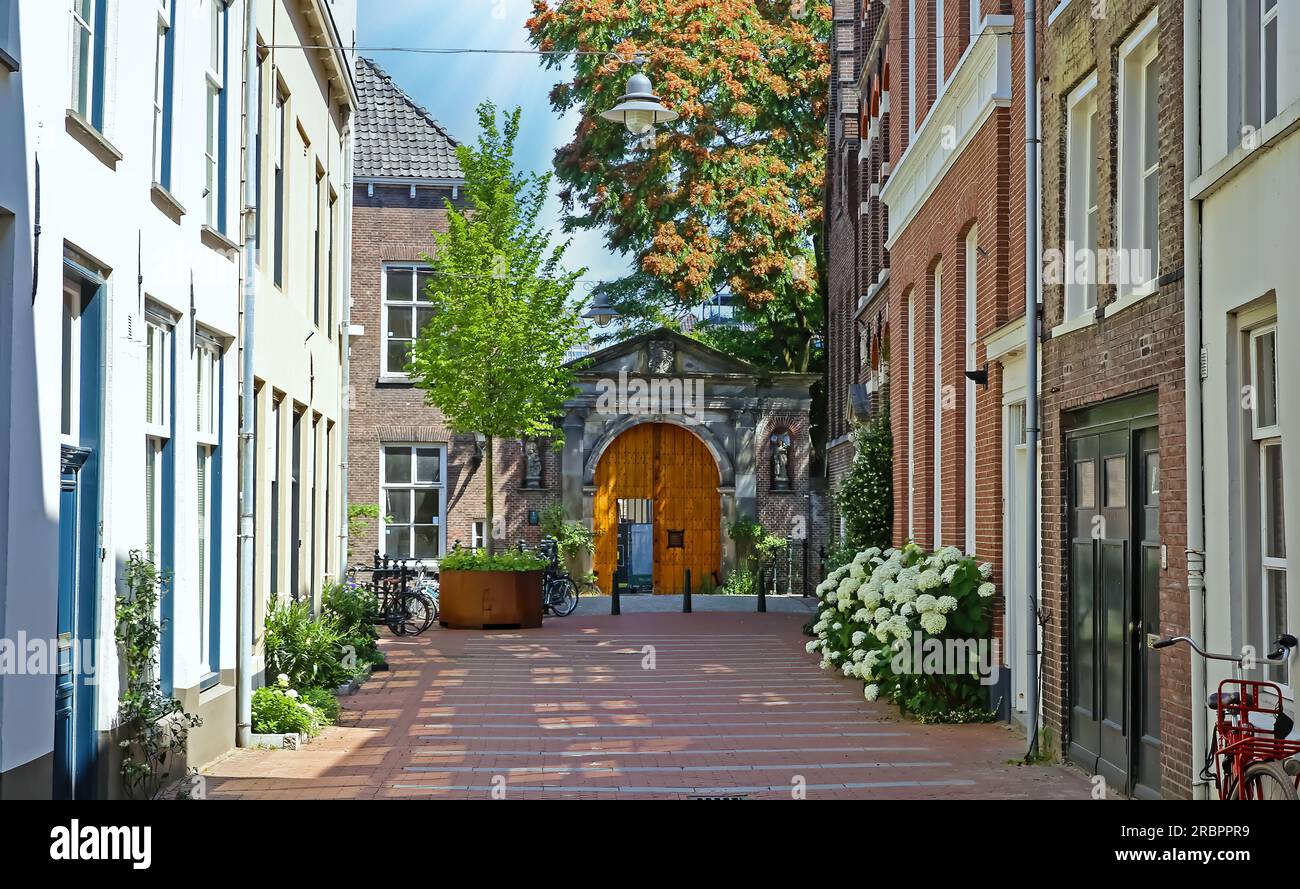 Une des nombreuses ruelles idylliques dans le centre-ville historique avec des maisons résidentielles - rue latérale de Hinthamerstraat, S-Hertogenbosch, pays-Bas Banque D'Images