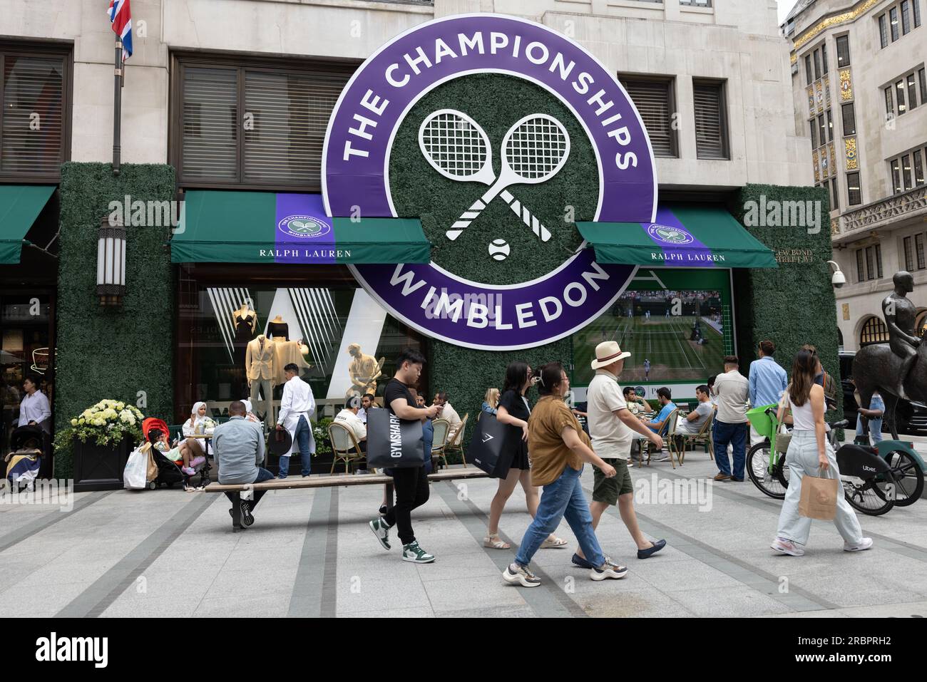 Le magasin Ralph Lauren de New Bond Street célèbre son partenariat continu avec le tournoi de Wimbledon en le décorant sur un thème de tennis, Mayfair. Banque D'Images