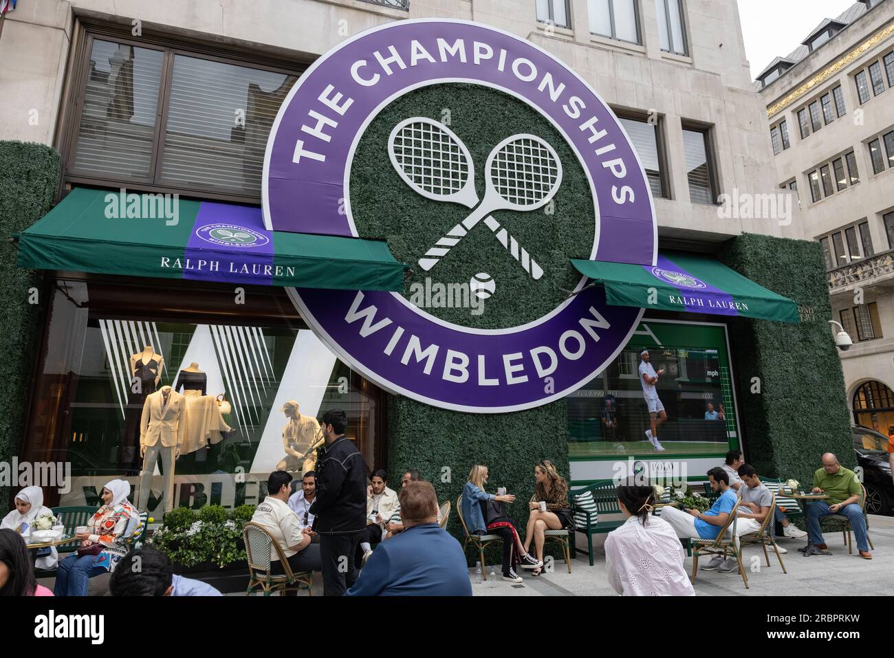 Le magasin Ralph Lauren de New Bond Street célèbre son partenariat continu avec le tournoi de Wimbledon en le décorant sur un thème de tennis, Mayfair. Banque D'Images