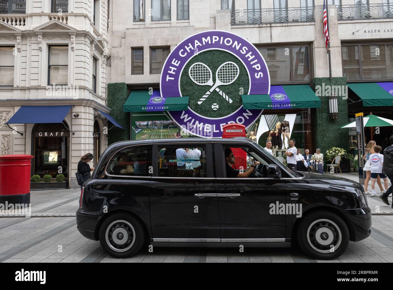 Le magasin Ralph Lauren de New Bond Street célèbre son partenariat continu avec le tournoi de Wimbledon en le décorant sur un thème de tennis, Mayfair. Banque D'Images