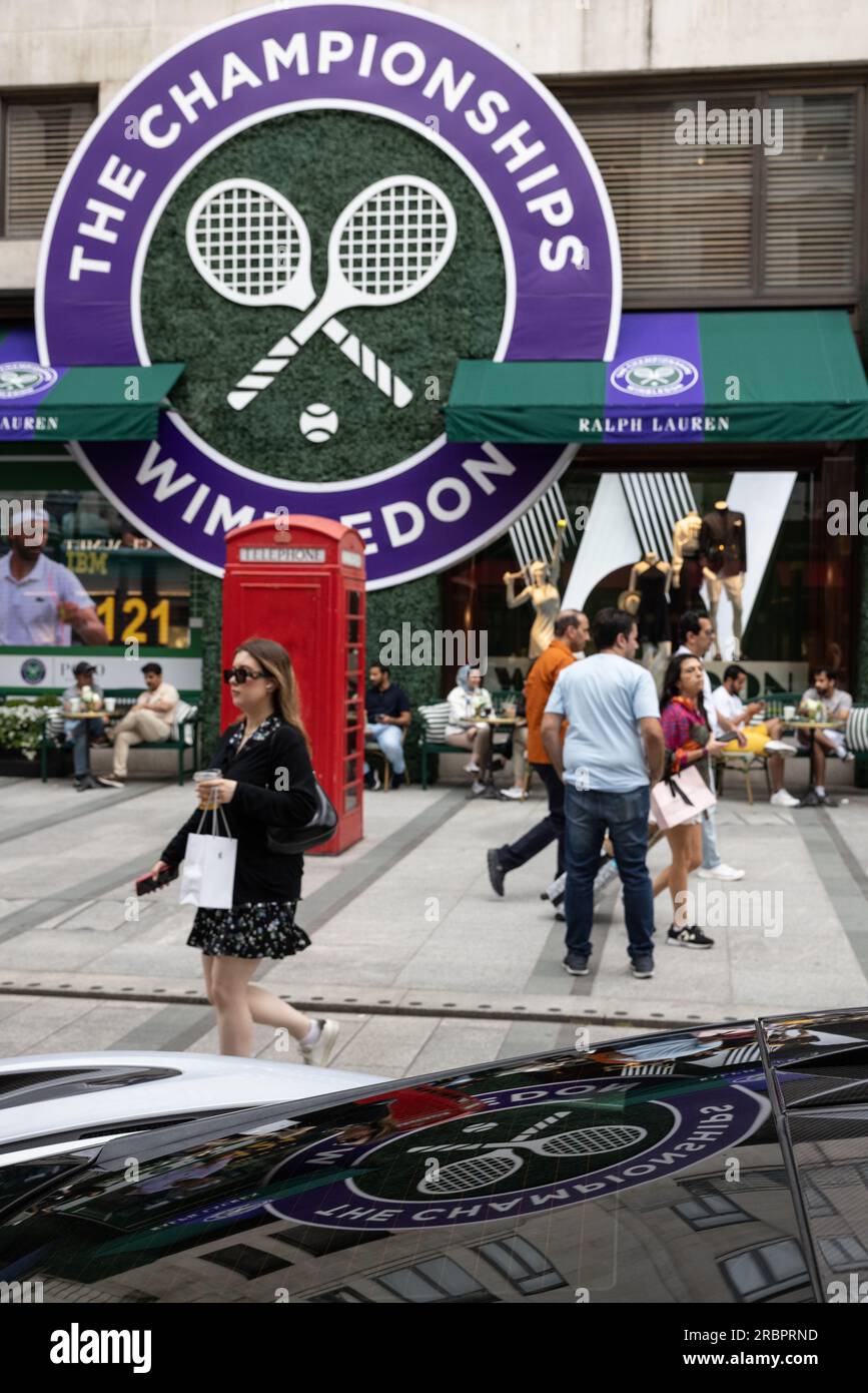 Le magasin Ralph Lauren de New Bond Street célèbre son partenariat continu avec le tournoi de Wimbledon en le décorant sur un thème de tennis, Mayfair. Banque D'Images