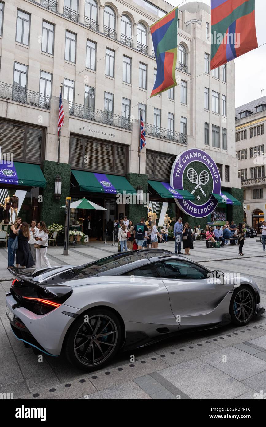 Le magasin Ralph Lauren de New Bond Street célèbre son partenariat continu avec le tournoi de Wimbledon en le décorant sur un thème de tennis, Mayfair. Banque D'Images