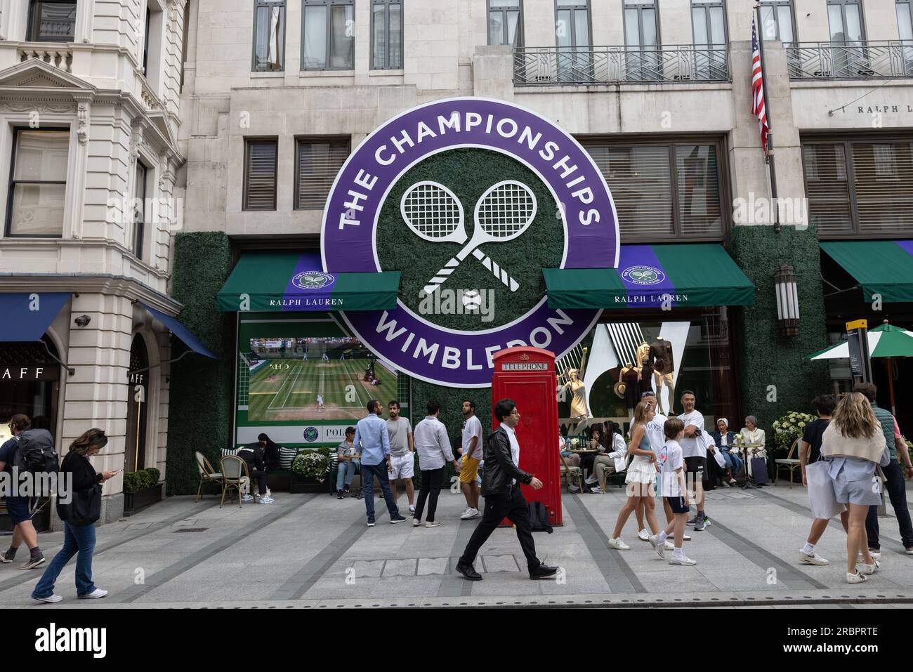 Le magasin Ralph Lauren de New Bond Street célèbre son partenariat continu avec le tournoi de Wimbledon en le décorant sur un thème de tennis, Mayfair. Banque D'Images