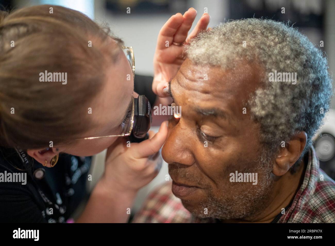 Detroit, Michigan - la Fondation OneSight a organisé une clinique gratuite qui offrait des examens de la vue et des lunettes de prescription aux résidents à faible revenu. OneSight Banque D'Images