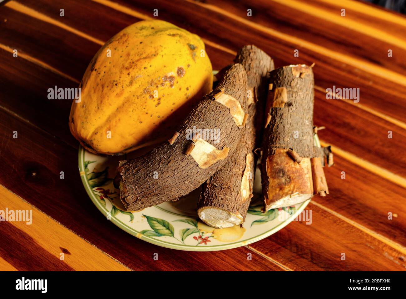 Papaye et manioc dans un beau plat fleuri sur la table Banque D'Images