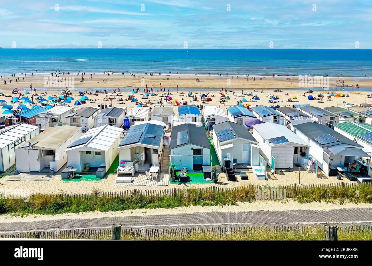 Zandvoort, pays-Bas - juin 9. 2023 : rangées de petites maisons de plage front de mer simples à la mer du nord hollandaise Banque D'Images