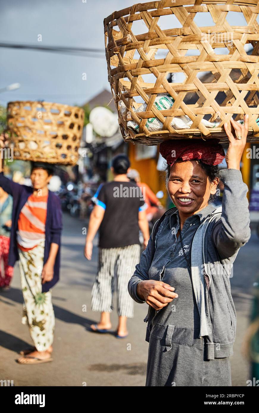 Une femme balinaise locale souriante et les marchés de produits à Gianyar, Bali Indonésie. Banque D'Images