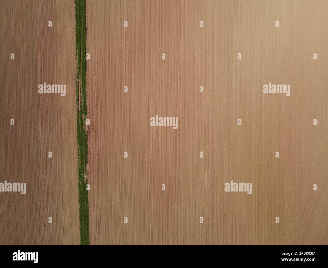 Vue drone des terres arables labourées avec de la terre Banque D'Images