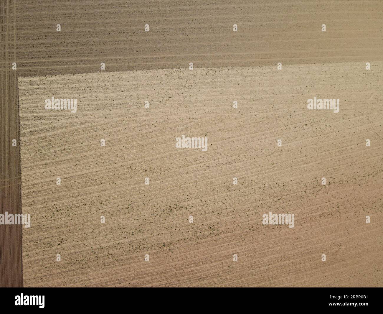Vue aérienne du champ agricole labouré avec sol Banque D'Images