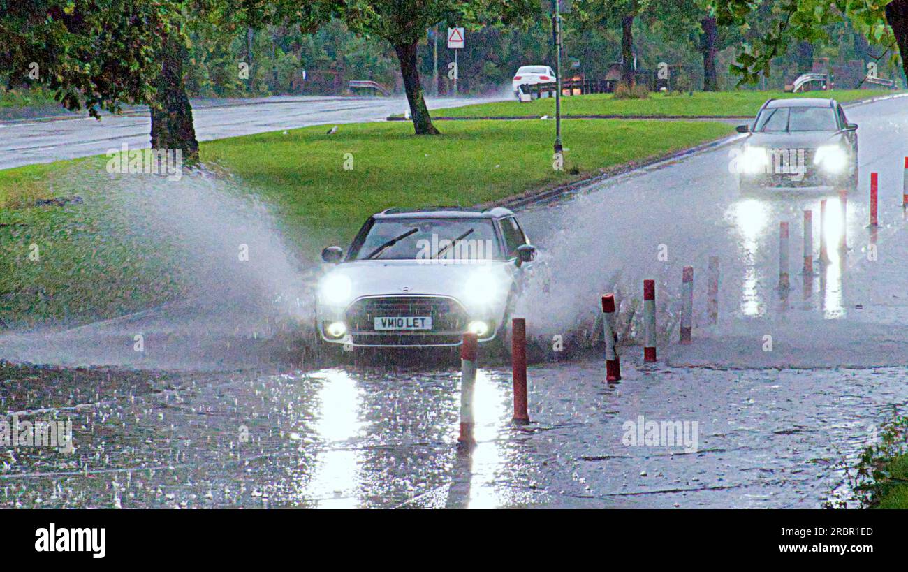 Glasgow, Écosse, Royaume-Uni 10 juillet 2023. Météo au Royaume-Uni : de fortes pluies ont vu la circulation lutter à travers les eaux de crue de surface sur l'A82 sur la grande route de l'ouest alors que la pluie a trempé la ville. Crédit Gerard Ferry/Alamy Live News Banque D'Images