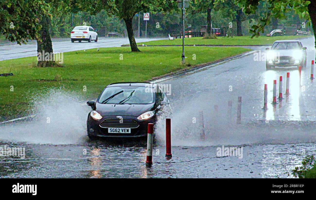 Glasgow, Écosse, Royaume-Uni 10 juillet 2023. Météo au Royaume-Uni : de fortes pluies ont vu la circulation lutter à travers les eaux de crue de surface sur l'A82 sur la grande route de l'ouest alors que la pluie a trempé la ville. Crédit Gerard Ferry/Alamy Live News Banque D'Images