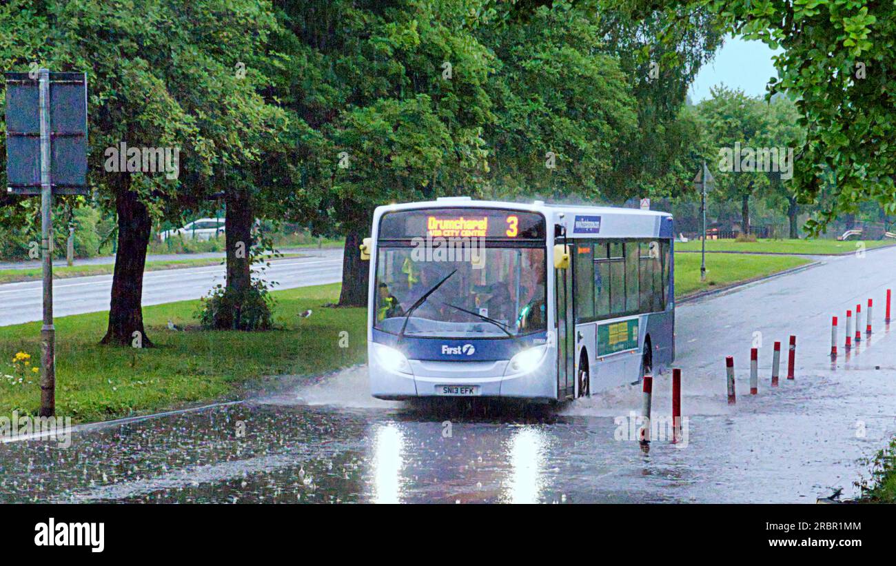 Glasgow, Écosse, Royaume-Uni 10 juillet 2023. Météo au Royaume-Uni : de fortes pluies ont vu la circulation lutter à travers les eaux de crue de surface sur l'A82 sur la grande route de l'ouest alors que la pluie a trempé la ville. Crédit Gerard Ferry/Alamy Live News Banque D'Images