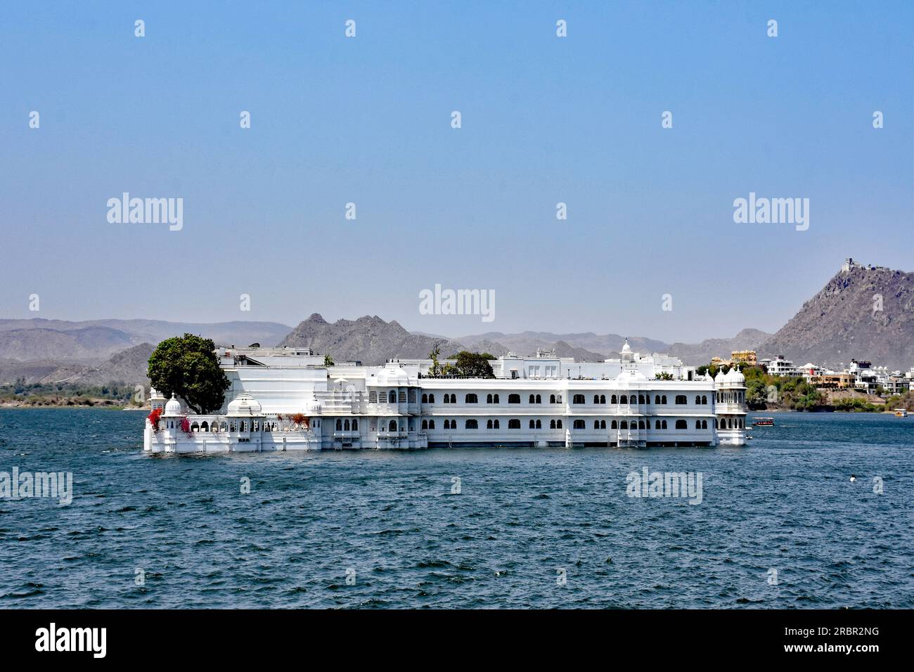 Inde, Udaipur, Radjastan, Lac Pichola, avec le Palace Hôtel, 5 étoiles, également où James Bond a été tourné, films Banque D'Images