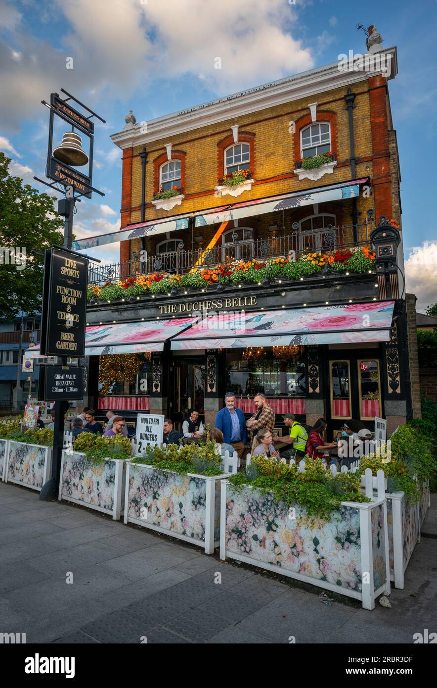 Battersea, Londres, Royaume-Uni : pub Duchess Belle sur Battersea Park Road près de Battersea Power Station. Vue en soirée des gens à l'extérieur du pub. Banque D'Images