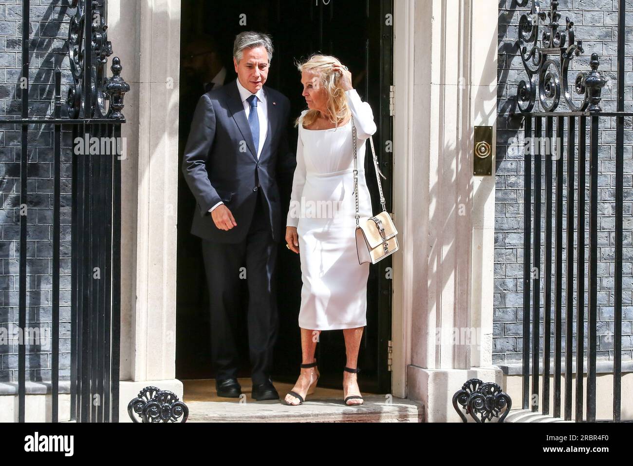 Londres, Royaume-Uni. 10 juillet 2023. Le secrétaire d'État des États-Unis Antony Blinken et l'ambassadrice des États-Unis au Royaume-Uni Jane Hartley quittent le 10 Downing Street après que le président Joe Biden a rencontré le Premier ministre britannique Rishi Sunak pour discuter de la manière de renforcer encore davantage les relations étroites entre la Grande-Bretagne et les États-Unis avant Sommet de l'OTAN à Vilnius, en Lituanie, plus tard cette semaine. (Photo Steve Taylor/SOPA Images/Sipa USA) crédit : SIPA USA/Alamy Live News Banque D'Images