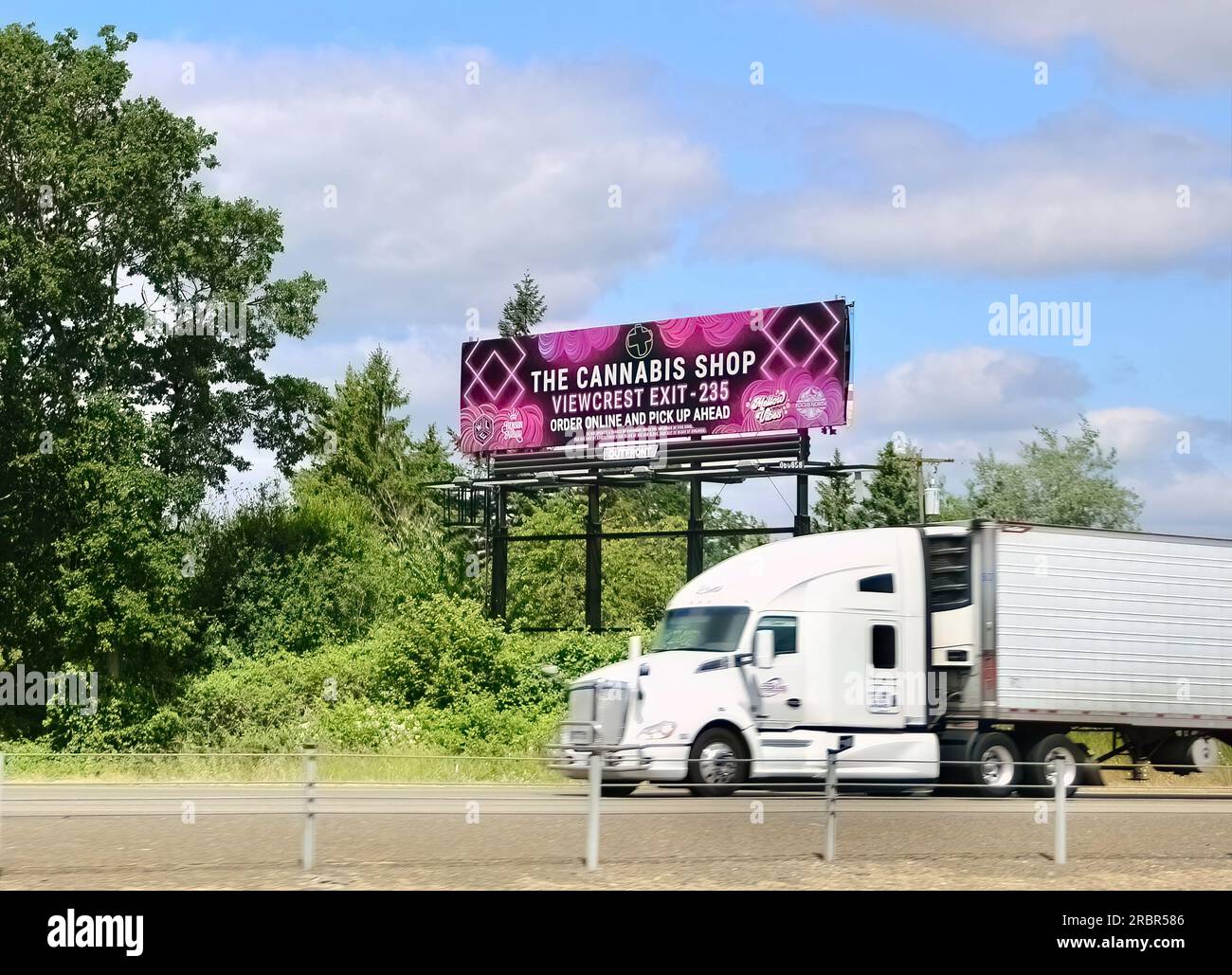 Un camion passant devant un panneau routier pour le Cannabis Shop Viewcrest sortie 235 Interstate 5 Albany Oregon USA Banque D'Images