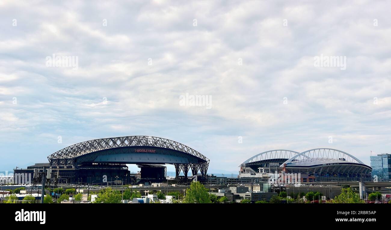 Vue de l'intérieur d'une voiture conduisant vers le nord sur l'I-5 du stade Lumen Field et du stade T-Mobile Park à la distance Seattle Washington State USA Banque D'Images