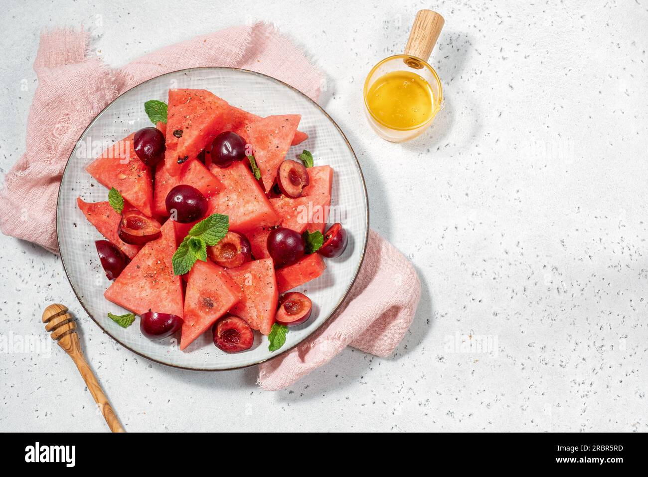 Une salade de fruits frais à base de cerises et de pastèques Banque D'Images