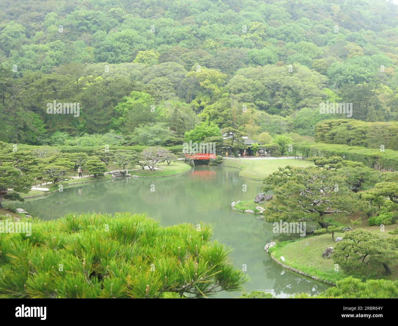 Jardins japonais à visiter : le jardin de promenade Ritsurin est l'un des plus beaux du Japon, avec des vues sur des étangs, des ponts voûtés et des arbres taillés dans les nuages. Banque D'Images