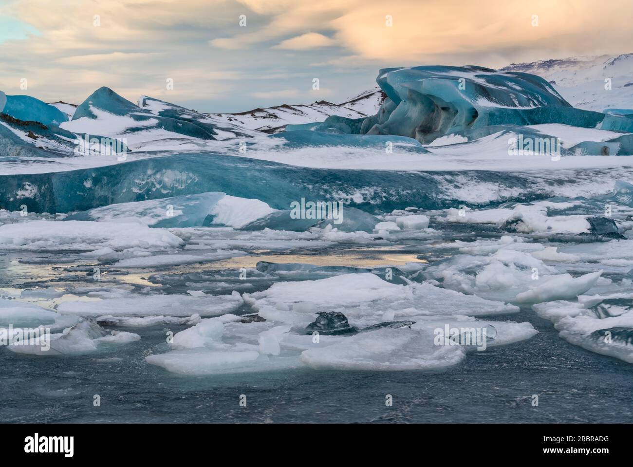 Formations de glace sur la côte sud de l'Islande, Islande. Banque D'Images