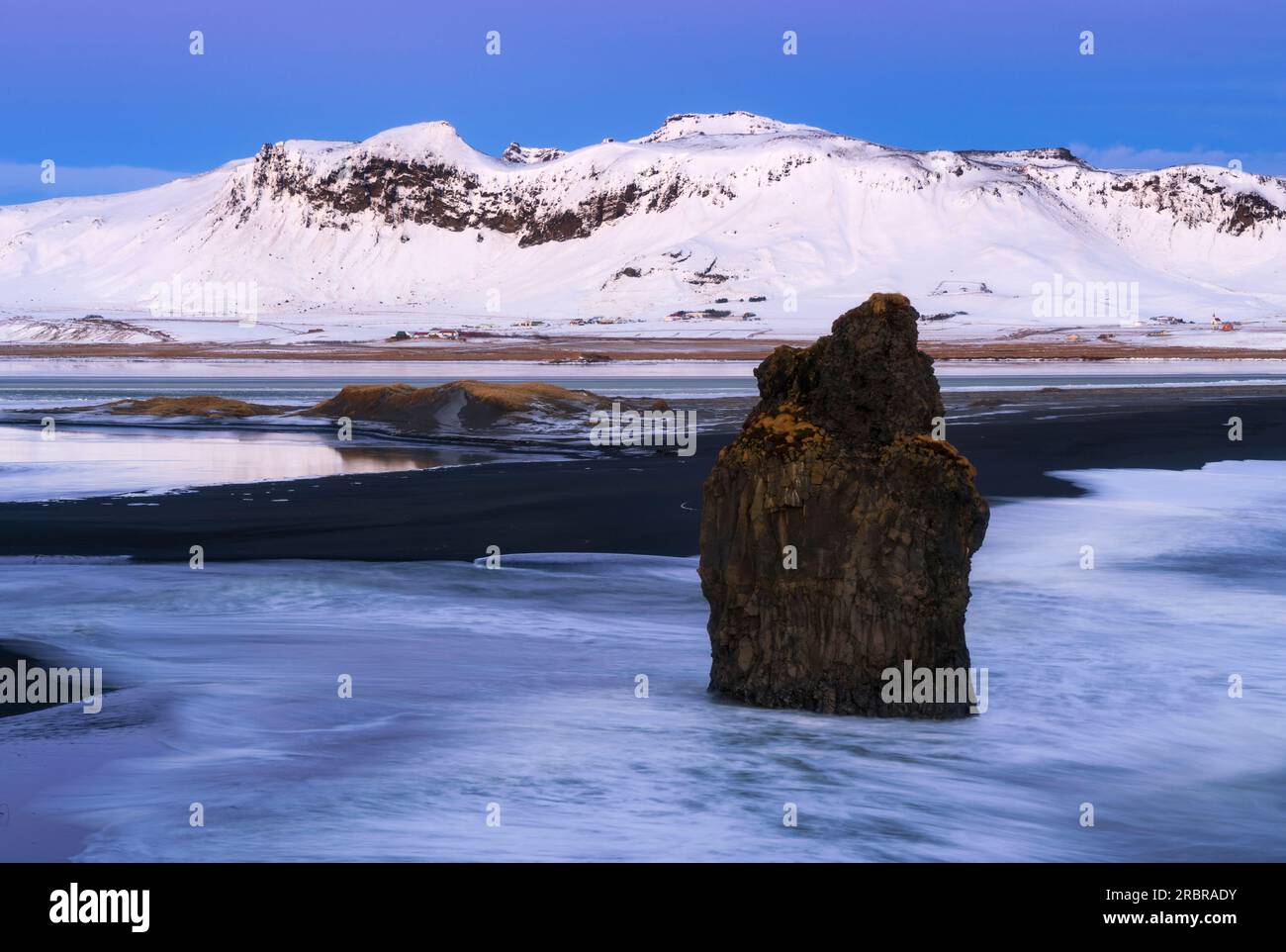 Vue sur la plage volcanique noire de Dyrhólaey, Islande. Banque D'Images