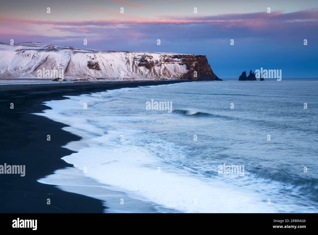 Vue sur la plage volcanique noire de Dyrhólaey, Islande. Banque D'Images