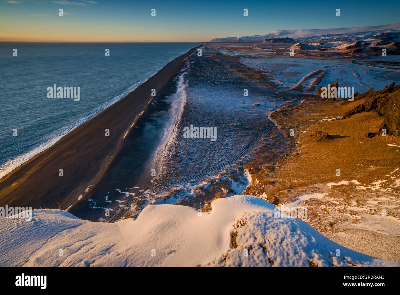 Vue sur la plage volcanique noire de Dyrhólaey, Islande. Banque D'Images
