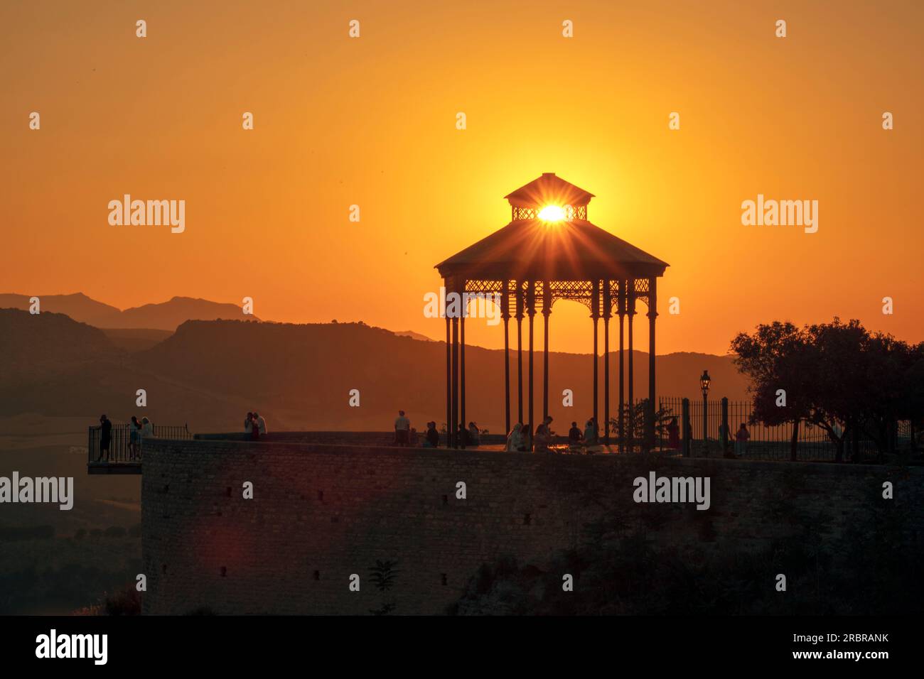 Kiosque de point de vue de Ronda, Malaga, Andalousie, Espagne avec des touristes au coucher du soleil rétroéclairé Banque D'Images