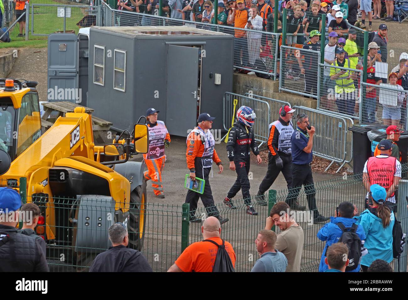 Kevin Magnussen escorté, en panne - récupération de Hass à Stowe et Vale Corners, Silverstone British F1 GP Qualifying le 8 juillet 2023 Banque D'Images