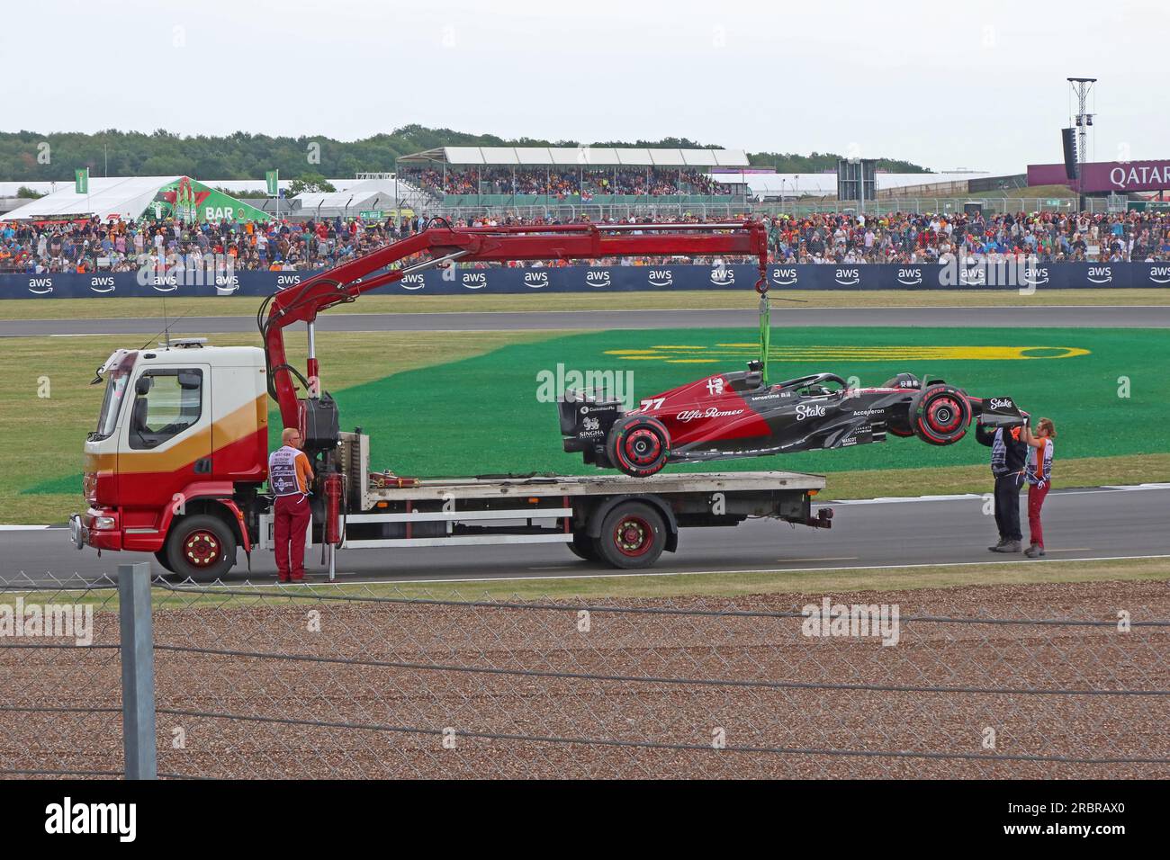 Kevin Magnussen, en panne - récupération de Hass à Stowe et Vale Corners, Silverstone British F1 GP Qualifying 8th juillet 2023 Banque D'Images