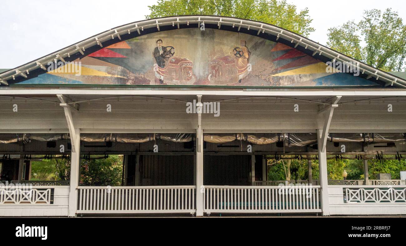 Vieux pavillon de voiture tamponneuse à Glen Echo Park dans le Maryland. Glen Echo était un parc d'attractions de classe mondiale à son apogée dans les années 1920 Banque D'Images