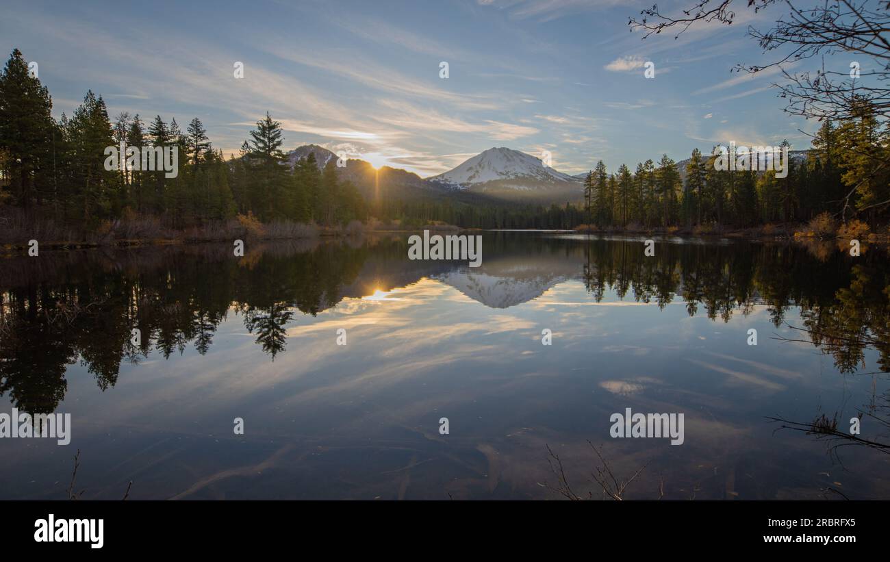 Lever du soleil au lac Manzanita, chaos Crags et Lassen Peak | Parc national volcanique de Lassen, Californie, États-Unis Banque D'Images