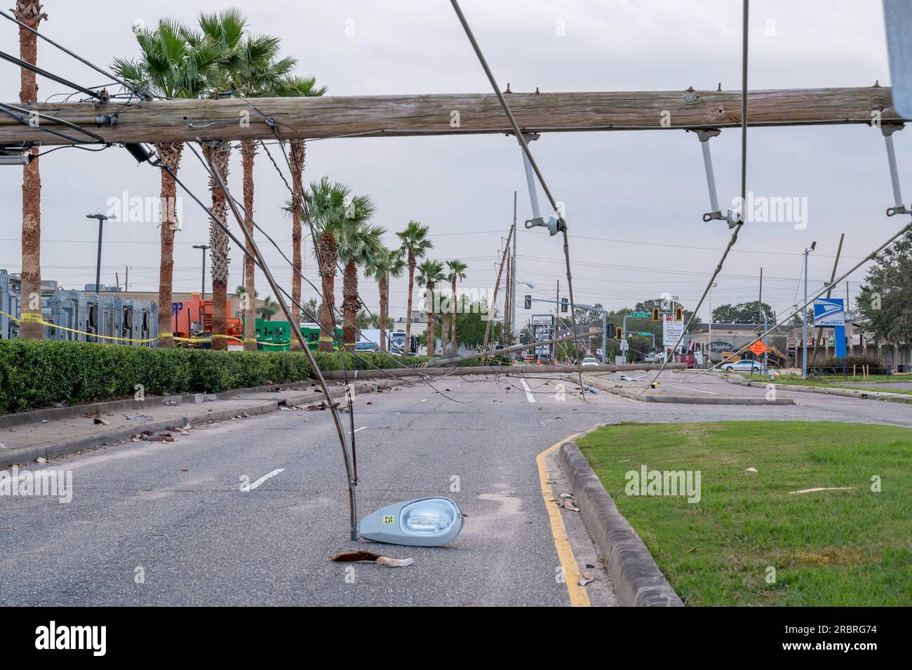 Louisana : l'ouragan Ida a cassé des poteaux électriques comme des brindilles et a laissé toute la région sans électricité ni eau courante. Banque D'Images