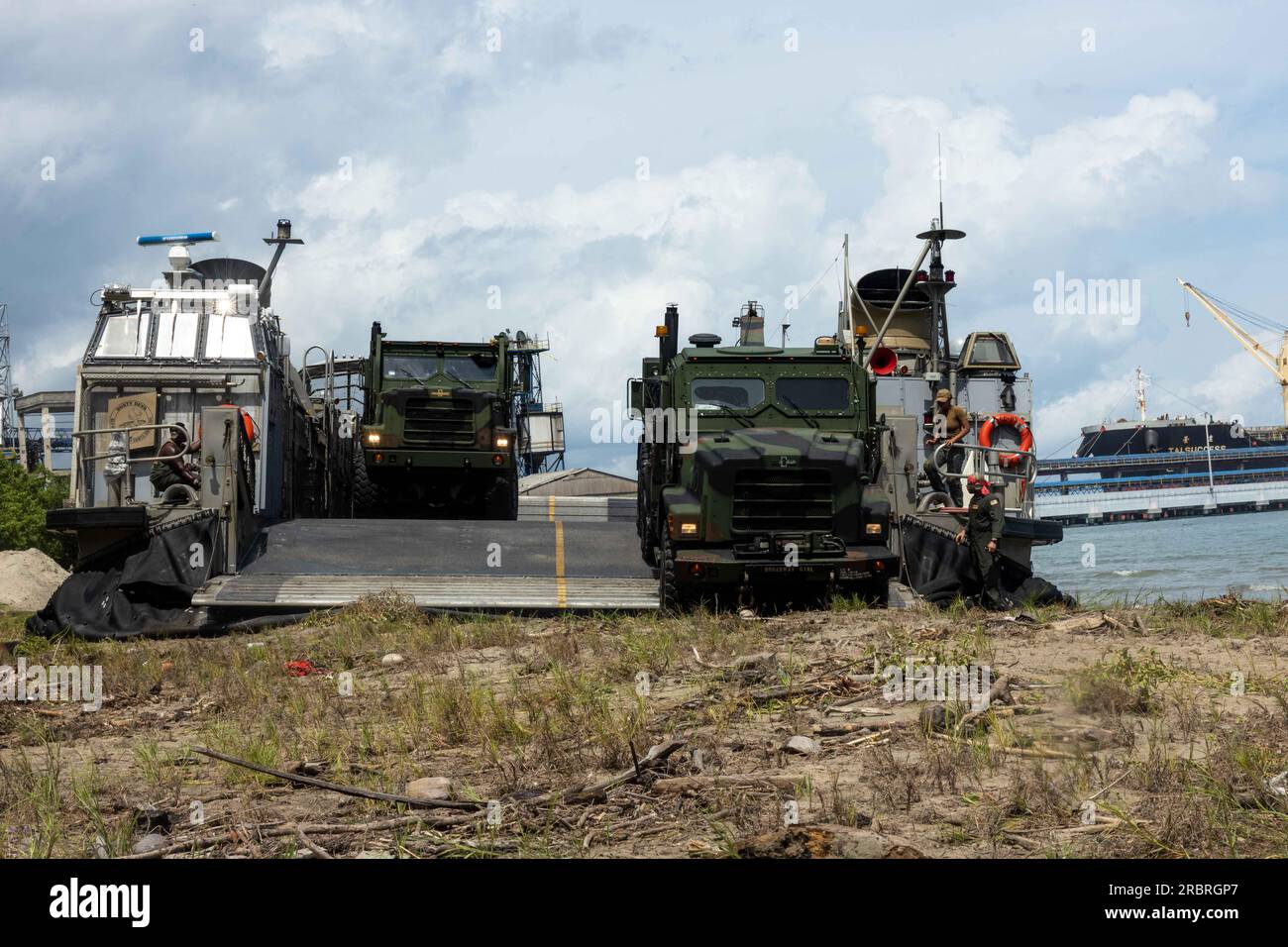 ÉTATS-UNIS Les Marines avec le bataillon de logistique de combat 8 (CLB-8), le régiment de logistique de combat 27 (CLR-27), le 2e groupe de logistique des Marines (2e MLG), déchargent des véhicules tactiques de Landing Craft Air Cushion (LCAC) 88 sur une plage à Covenas, Colombie, le 8 juillet 2023, lors d'un exercice d'atterrissage sur plage pour UNITAS LXIV. UNITAS, qui se déroule en Colombie cette année, est l’exercice maritime multinational annuel le plus long au monde qui se concentre sur l’amélioration de l’interopérabilité entre plusieurs nations et forces interarmées au cours d’opérations littorales et amphibies afin de s’appuyer sur les partenariats régionaux existants et de créer n Banque D'Images