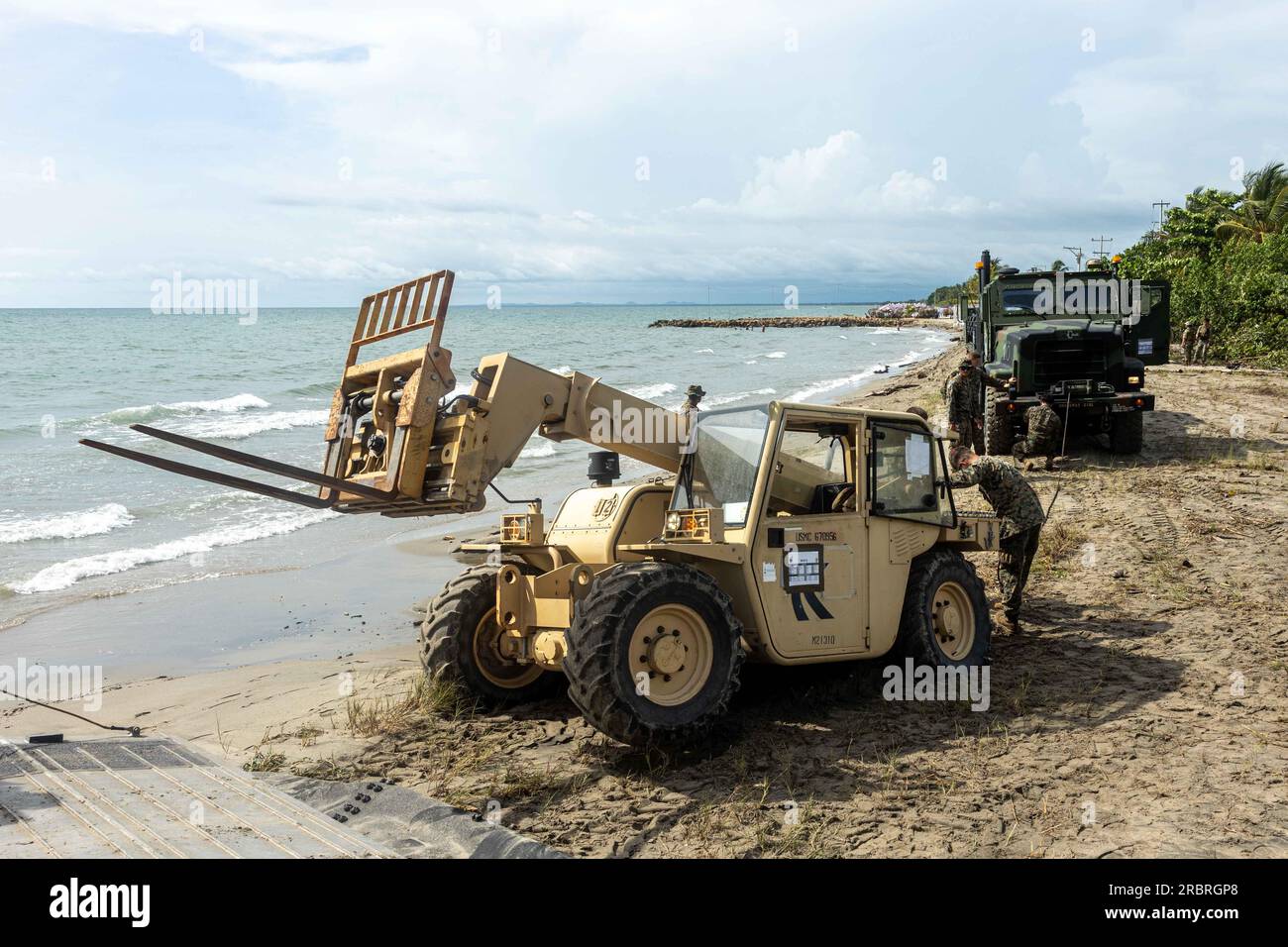 ÉTATS-UNIS Les Marines avec le bataillon de logistique de combat 8 (CLB-8), le régiment de logistique de combat 27 (CLR-27), le 2e groupe de logistique des Marines (2e MLG), aident à la récupération d'un chargeur Kalmar 5k sur une plage à Covenas, Colombie, le 8 juillet 2023, lors d'un exercice d'atterrissage sur plage pour UNITAS LXIV. UNTAS, qui se déroule en Colombie cette année, est l’exercice maritime multinational annuel le plus long au monde, qui se concentre sur l’amélioration de l’interopérabilité entre plusieurs nations et forces interarmées lors d’opérations littorales et amphibies afin de s’appuyer sur les partenariats régionaux existants et de créer de nouvelles relations durables Banque D'Images