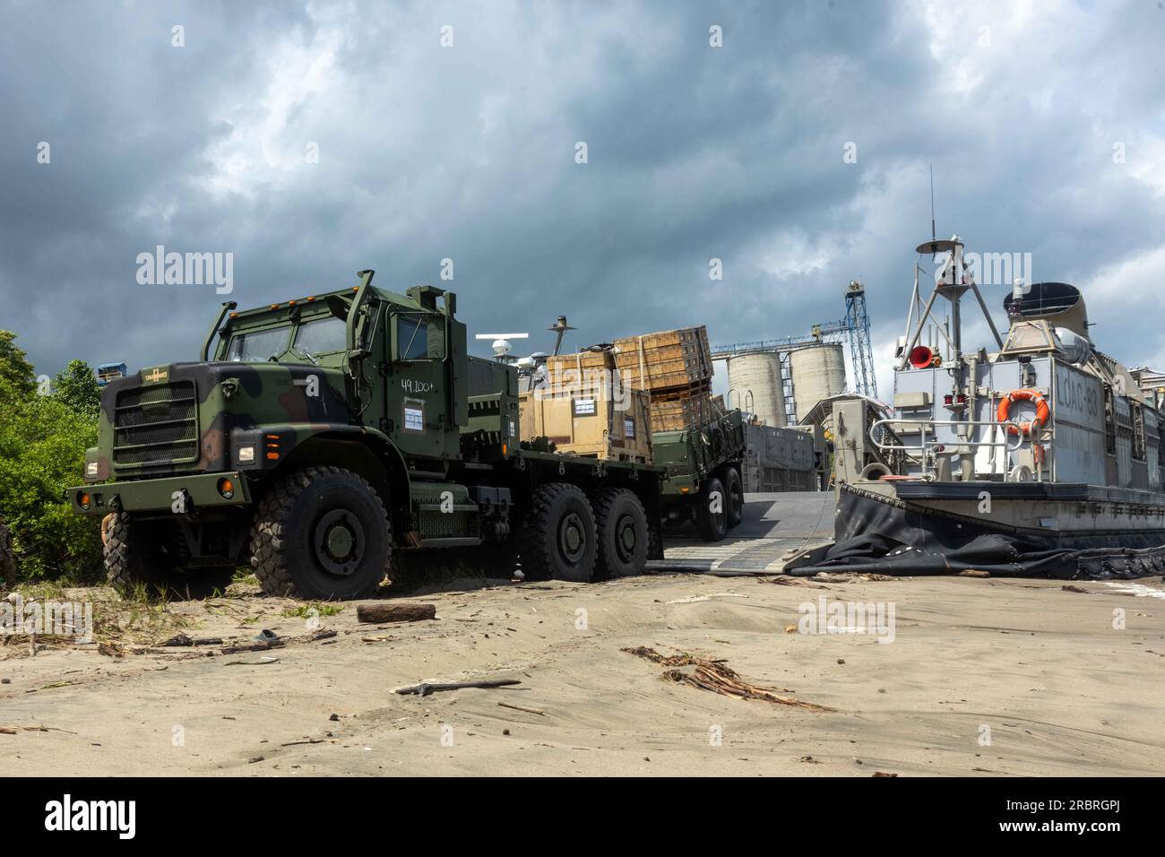 ÉTATS-UNIS Les Marines avec le bataillon de logistique de combat 8 (CLB-8), le régiment de logistique de combat 27 (CLR-27), le 2e groupe de logistique des Marines (2e MLG), déchargent des véhicules tactiques de Landing Craft Air Cushion (LCAC) 88 sur une plage à Covenas, Colombie, le 8 juillet 2023, lors d'un exercice d'atterrissage sur plage pour UNITAS LXIV. UNITAS, qui se déroule en Colombie cette année, est l’exercice maritime multinational annuel le plus long au monde qui se concentre sur l’amélioration de l’interopérabilité entre plusieurs nations et forces interarmées au cours d’opérations littorales et amphibies afin de s’appuyer sur les partenariats régionaux existants et de créer n Banque D'Images