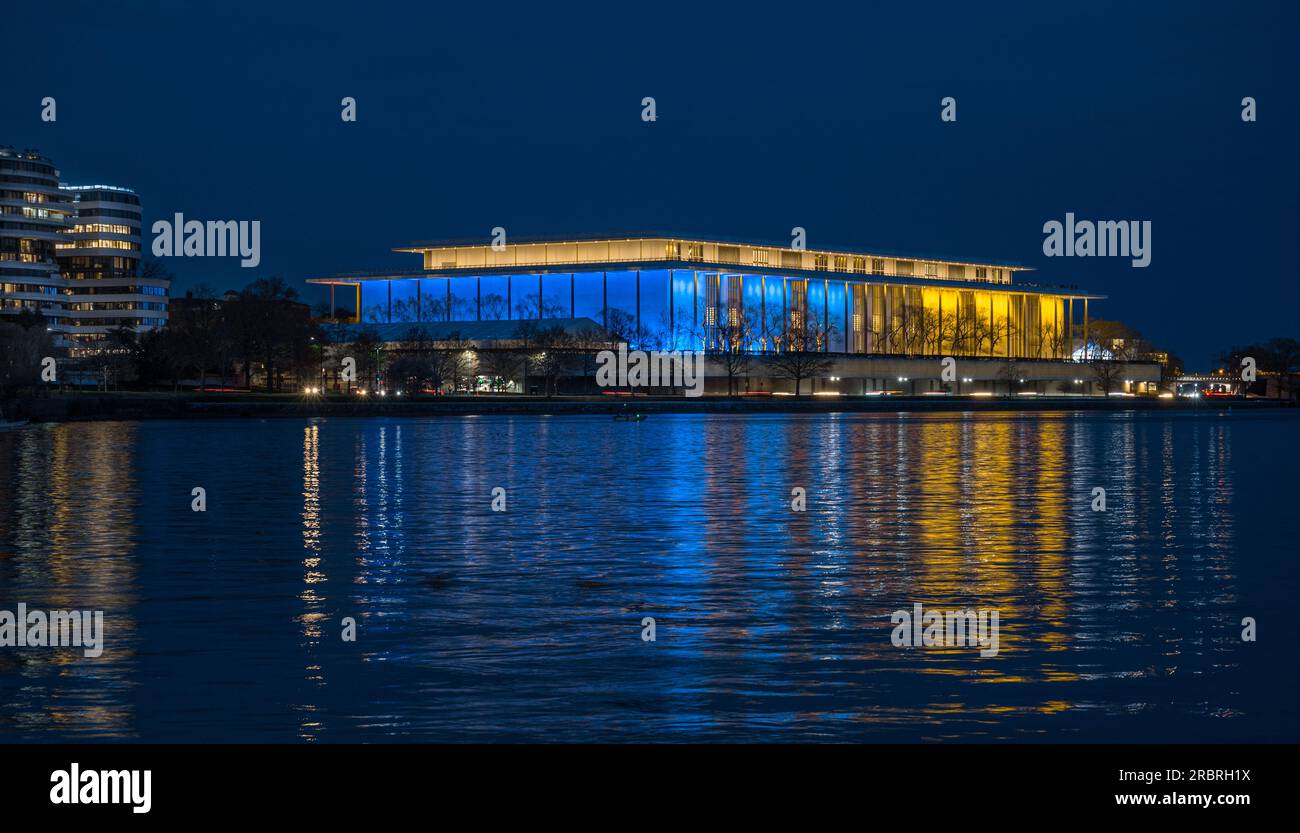 Le Kennedy Center de Washington DC est illuminé dans les couleurs du drapeau ukrainien. Banque D'Images