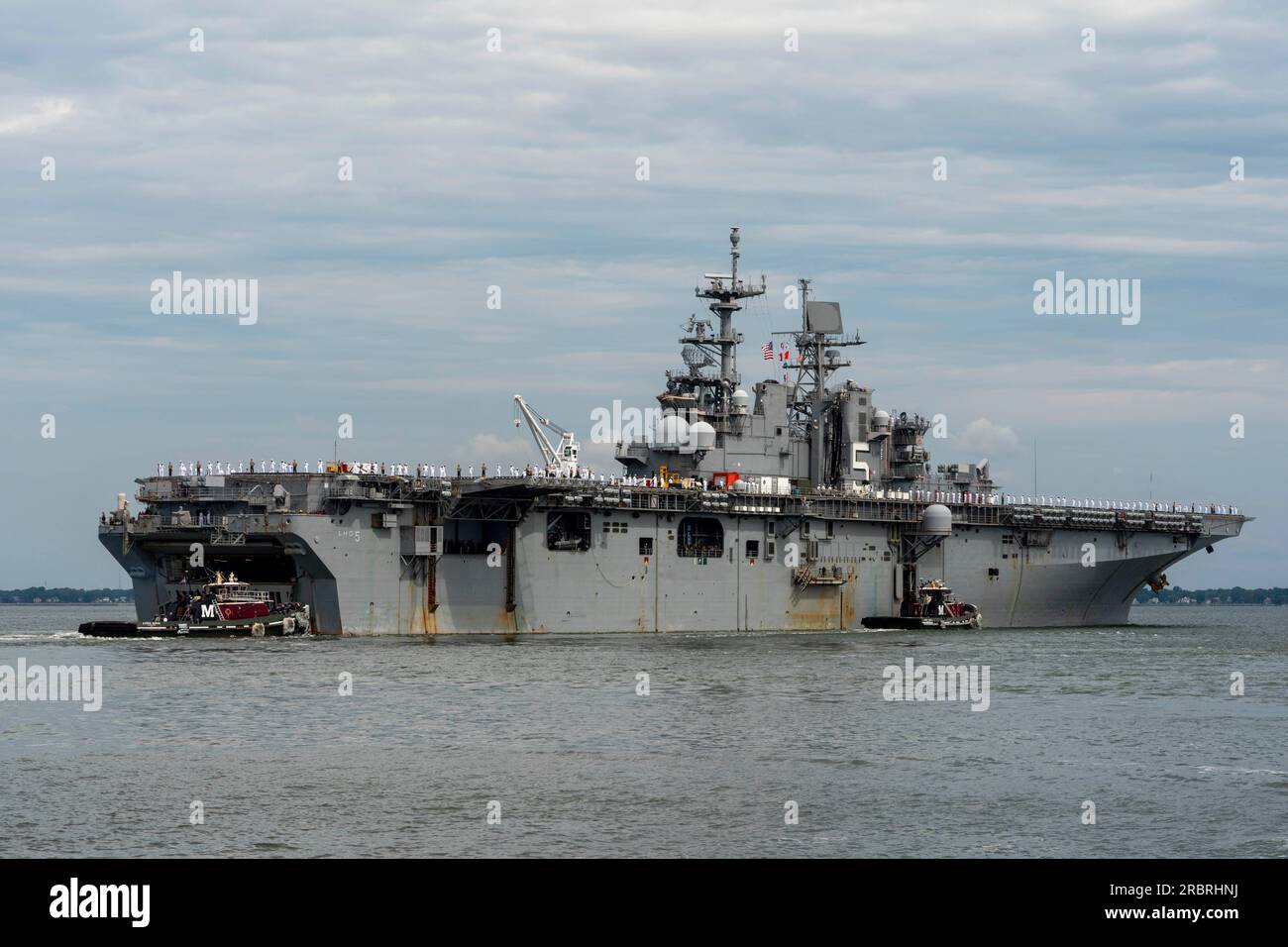 NORFOLK, Virginie - Le navire d'assaut amphibie USS Bataan (LHD 5) quitte la base navale de Norfolk pour un déploiement prévu, le 10 juillet 2023. ÉTATS-UNIS Les Marines et les marins du Bataan Amphibious Ready Group (BAT ARG) / 26th Marine Expeditionary Unit (MEU) (Special Operations capable) (SOC) ont quitté Norfolk, en Virginie, et Camp Lejeune, en Caroline du Nord après avoir terminé un programme de formation complet de neuf mois. (ÉTATS-UNIS Vidéo Navy par le spécialiste en communication de masse 3rd Class Manvir Gill) Banque D'Images