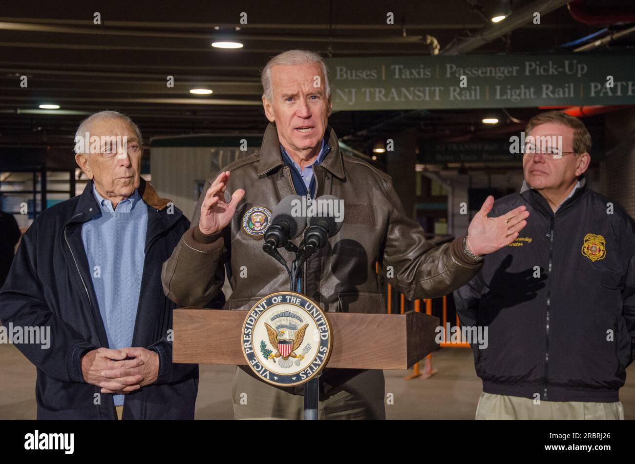 Hoboken, NJ, 11/18/12 -- le vice-président Biden, avec les sénateurs Robert Menendez et Frank Lautenberg, a visité la station PATH après Sandy. Banque D'Images