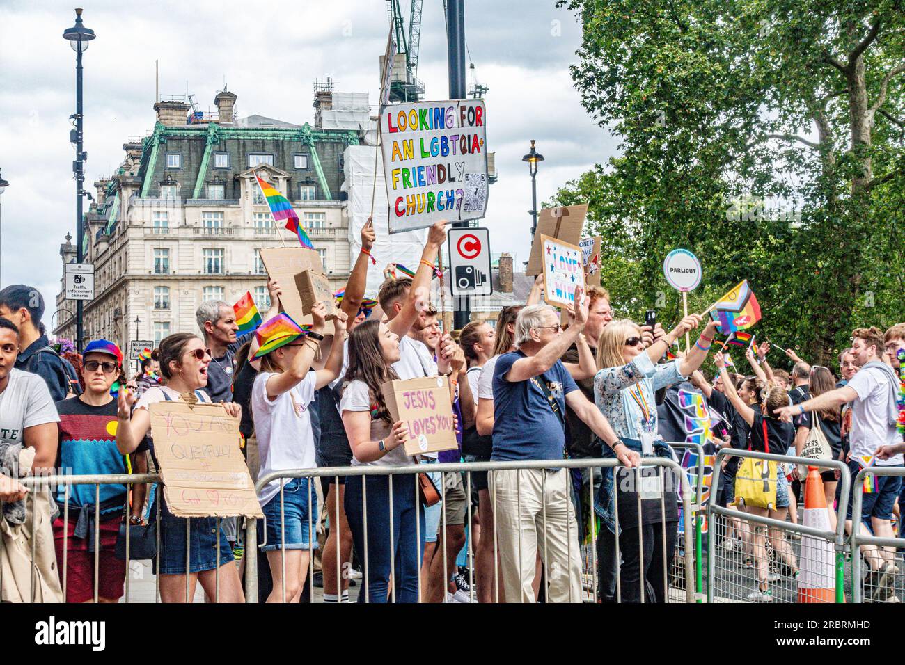 Un groupe de personnes dans la foule à la London Pride 2023 d'une église LGBT amicale soutenant le défilé. Banque D'Images